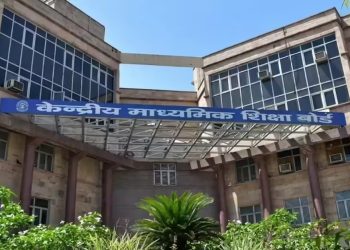 Students leaving a school campus after UAE schools early break announcement